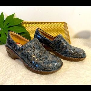 Bøc blue and black snakeskin clogs size 8
